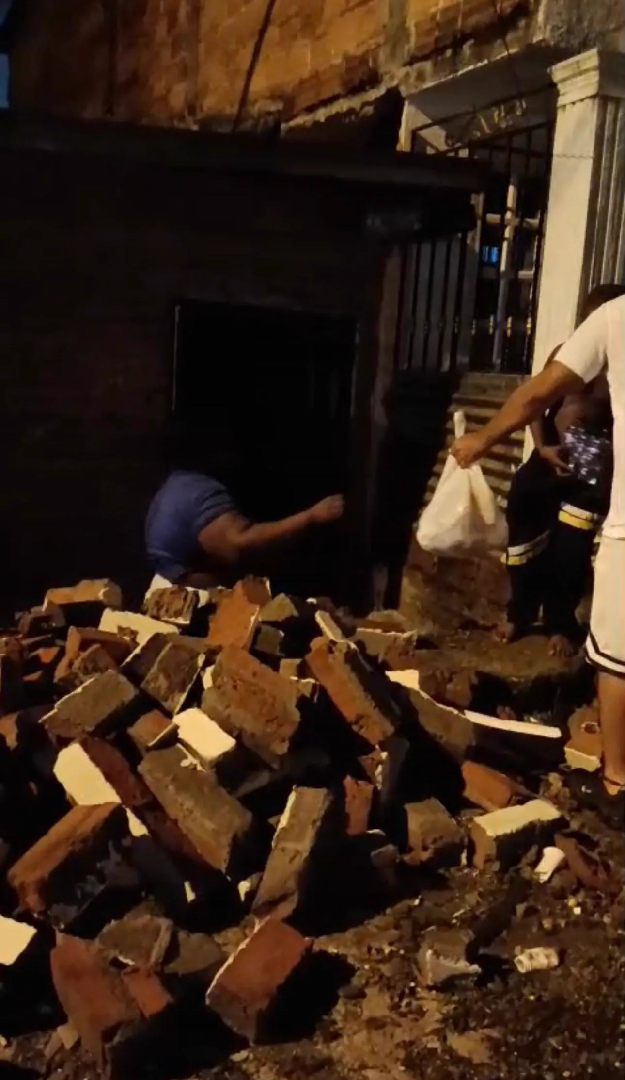 Restos de madera y escombros de una vivienda derrumbada tras el sismo del 10 de agosto en Buenaventura