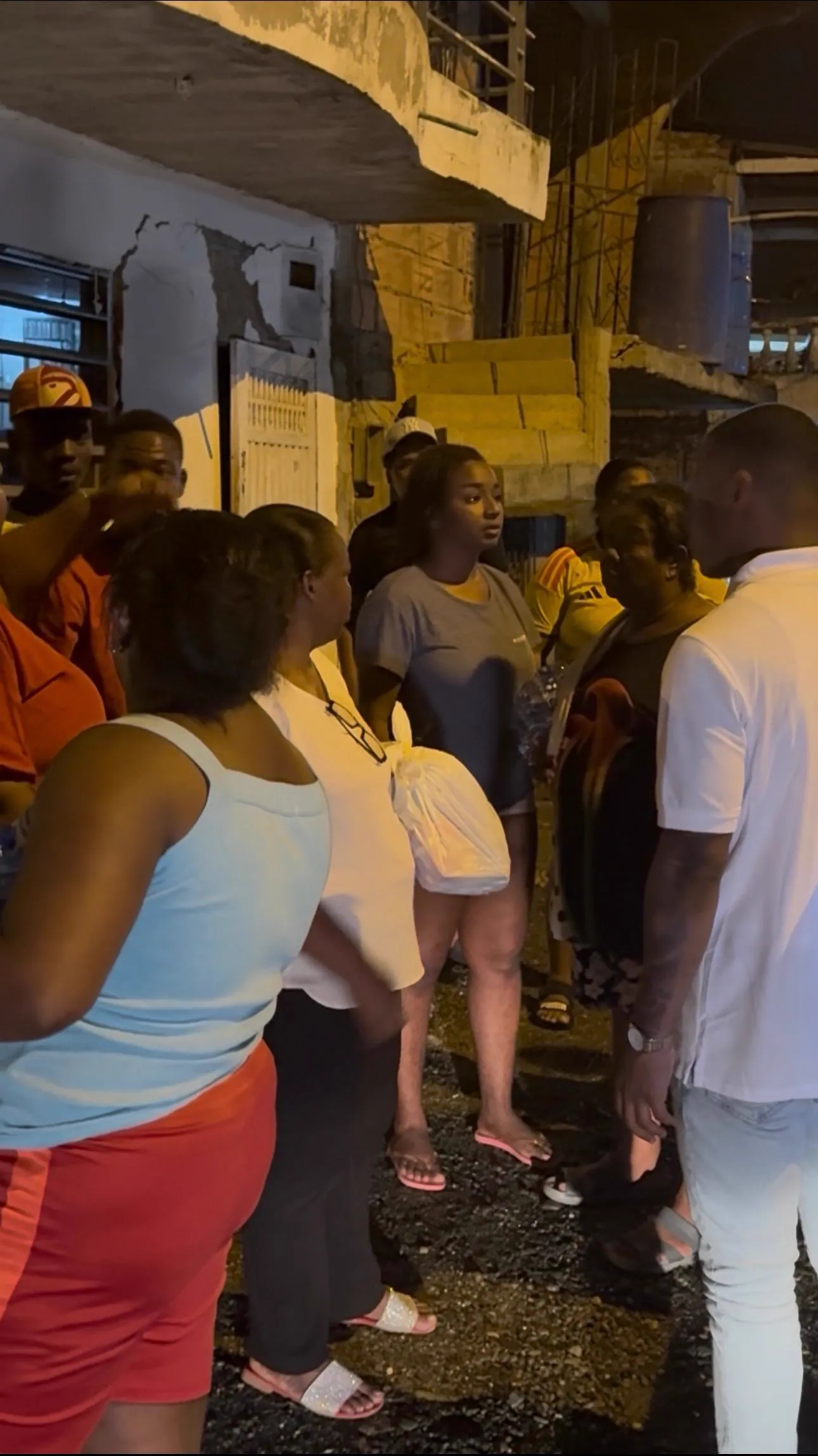 Vecinos de un barrio de Buenaventura reunidos en la calle mientras voluntarios de Luz de Gracia entregan las remesas