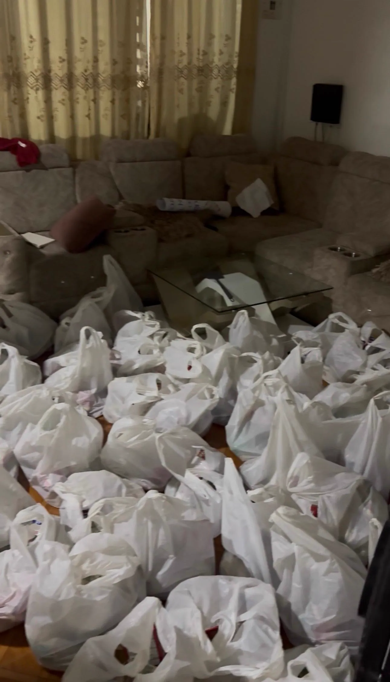 Decenas de bolsas blancas con remesas preparadas por la Corporación Luz de Gracia, listas para entregar a las familias damnificadas por el sismo