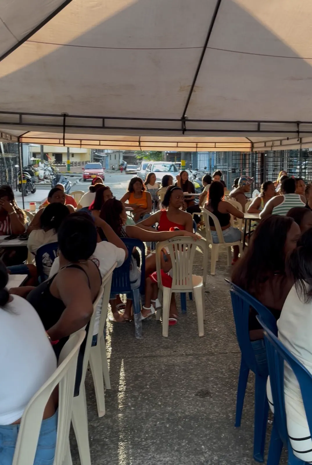 Decenas de vecinos reunidos bajo carpas durante un encuentro comunitario en Buenaventura