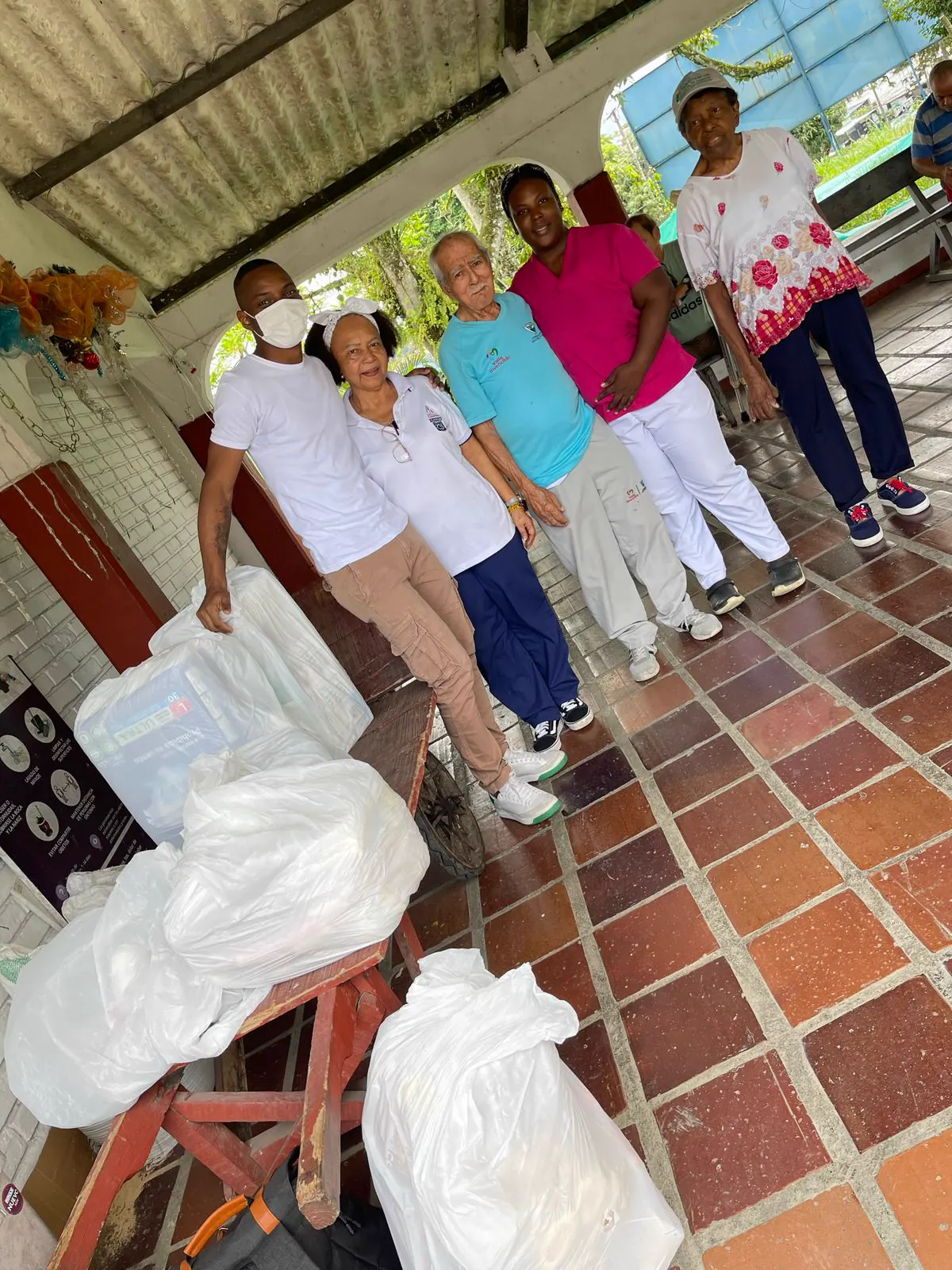 Bolsas con mercados y kits de apoyo listos para ser entregados a adultos mayores