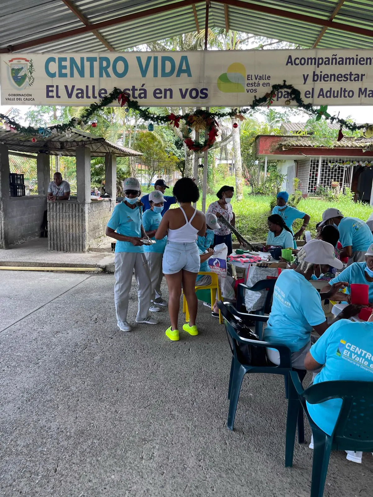 Voluntarias y voluntarios de Luz de Gracia atienden a un grupo de adultos mayores durante una jornada en el Centro Vida de Buenaventura