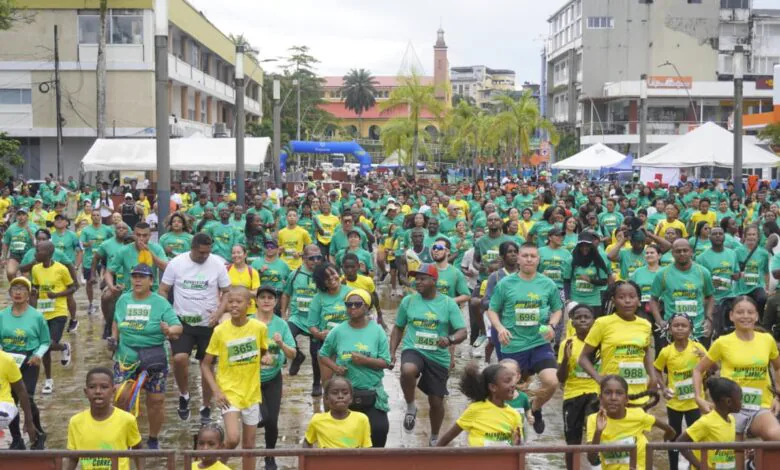 Cientos de participantes con camisetas deportivas reunidos en una jornada masiva en Buenaventura
